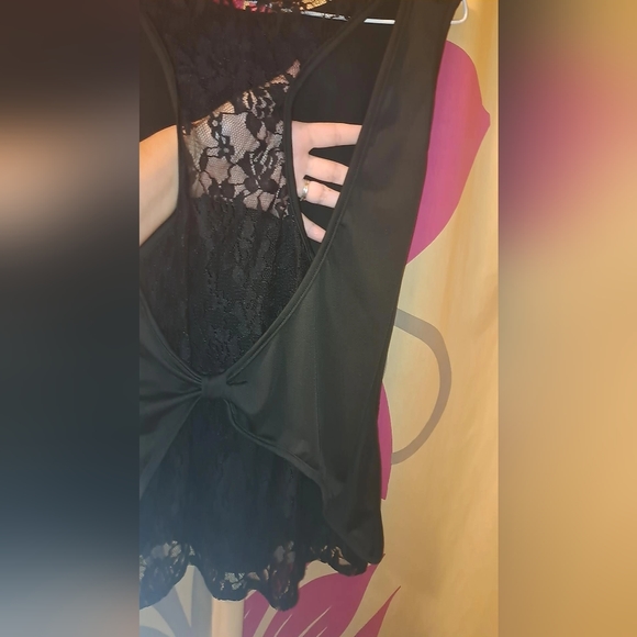 Silky tank top with lace open back - Picture 3 of 4